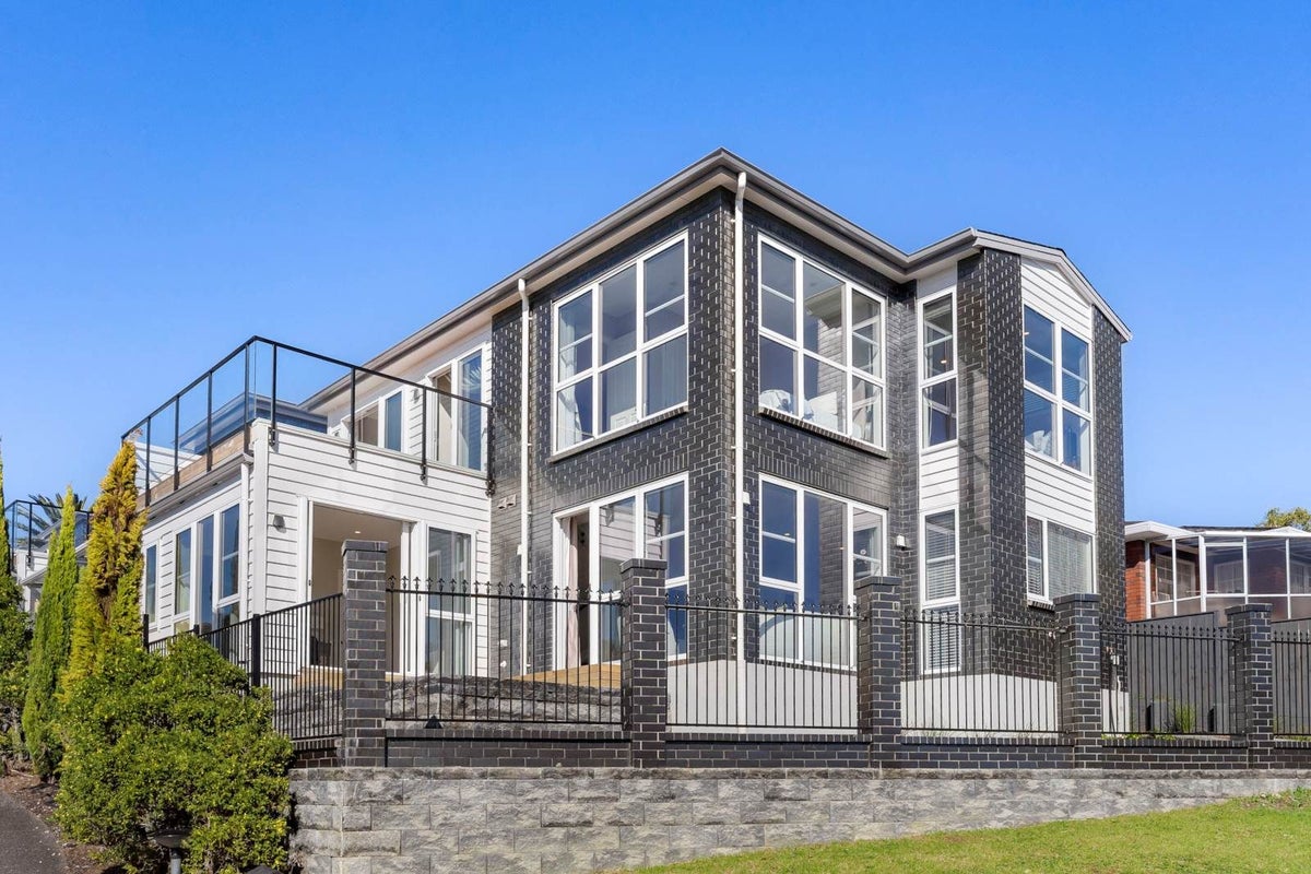 17A Danbury Drive, Torbay, Auckland - Carousel 1