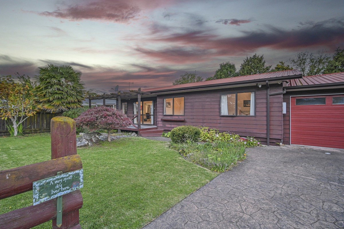 14 Martin Dale, Raureka, Hastings - Carousel 1