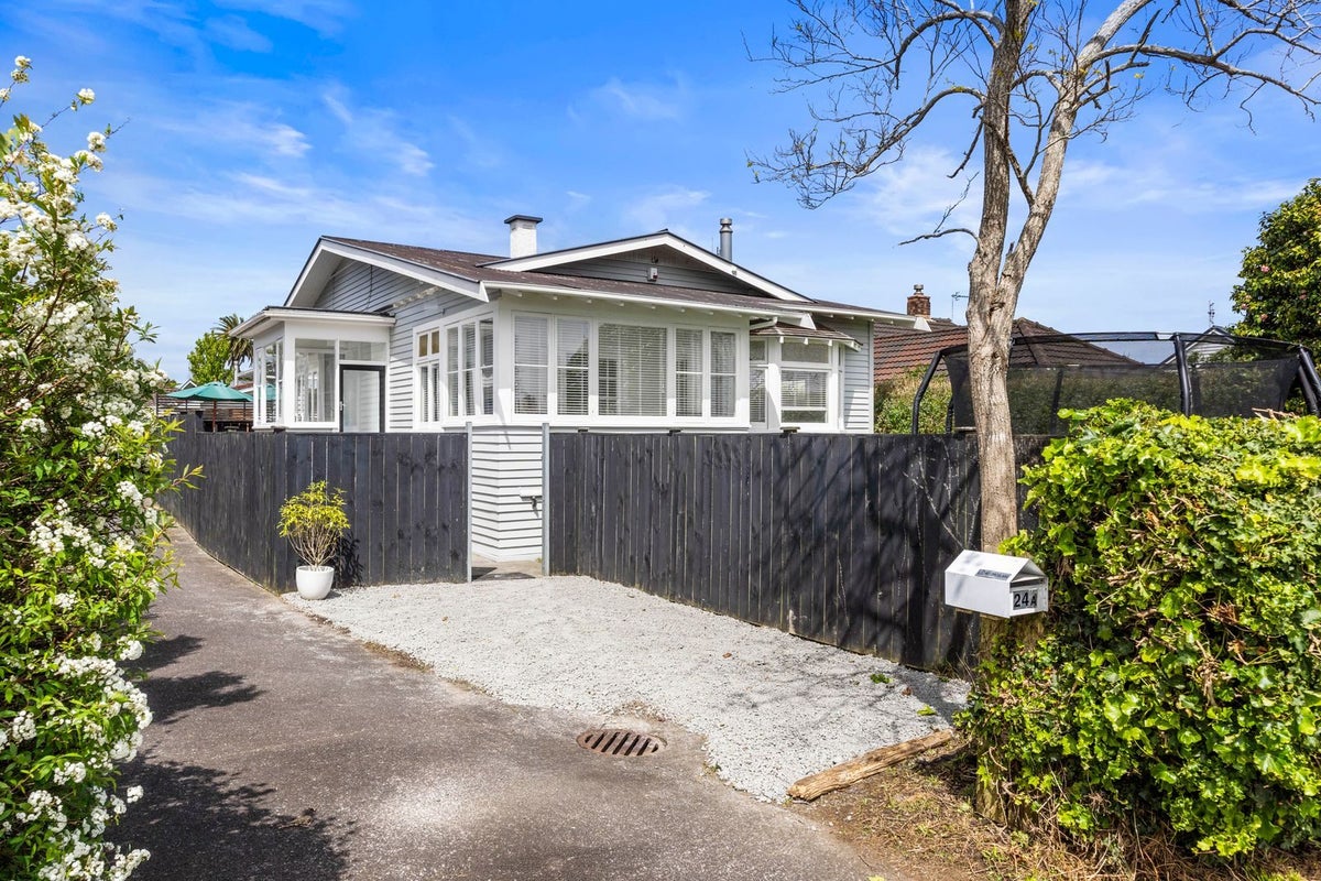 24A Jersey Avenue, Mount Albert, Auckland - Carousel 1