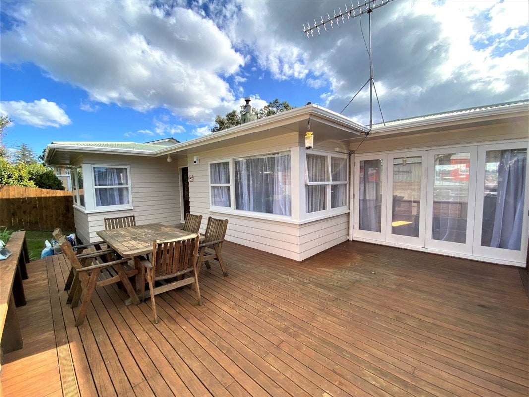 4 Madison Place, Forrest Hill, Auckland - Carousel 1