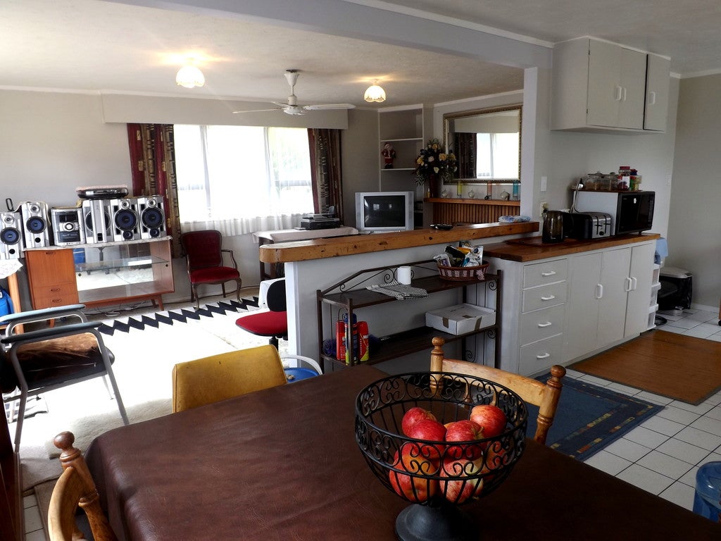 8 Oaklands Grove, Clouston Park, Upper Hutt - Carousel 2
