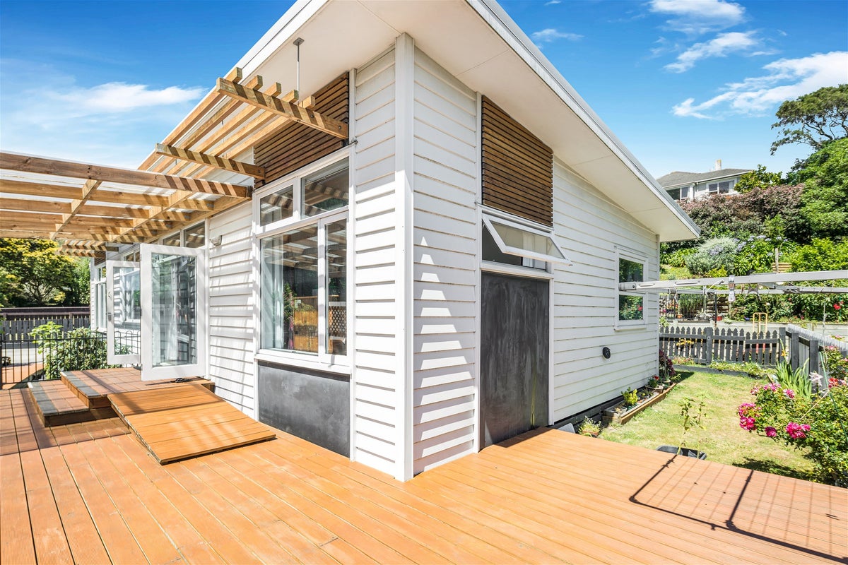 38A Collins Avenue, Tawa, Wellington - Carousel 1