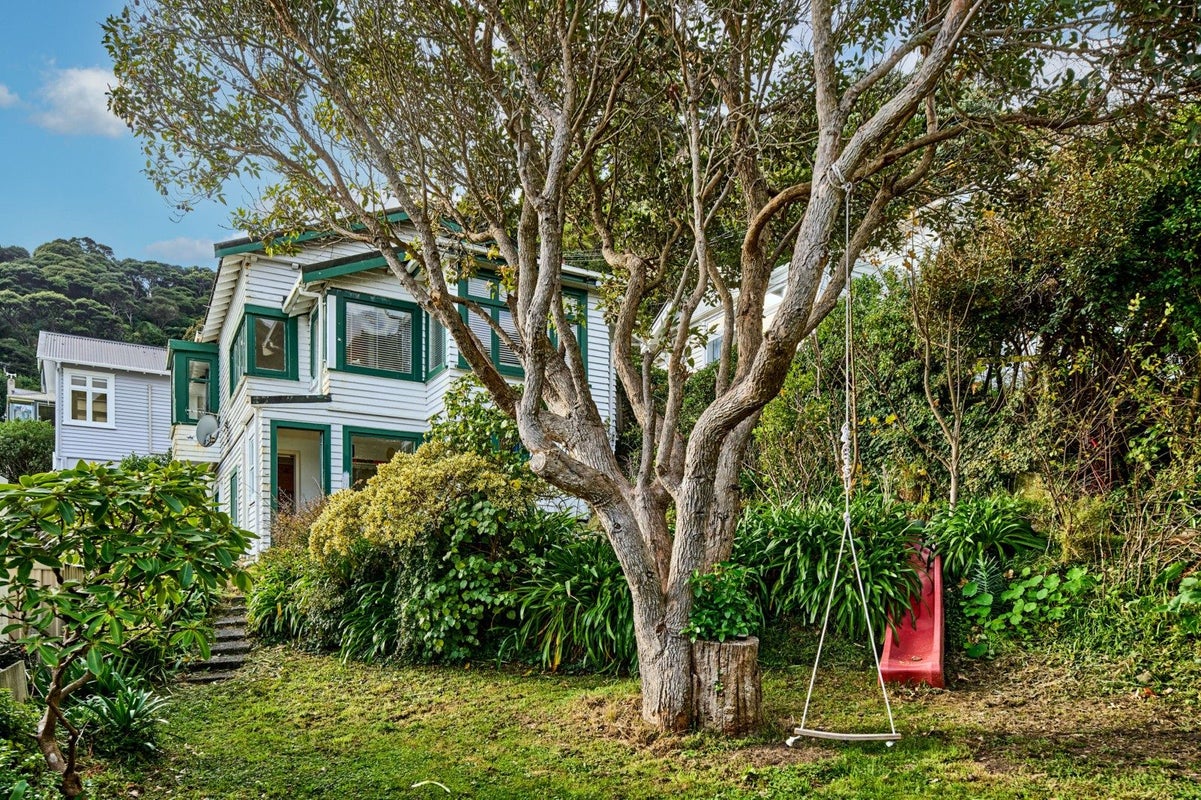 9 Totara Street, Eastbourne, Lower Hutt - Carousel 1