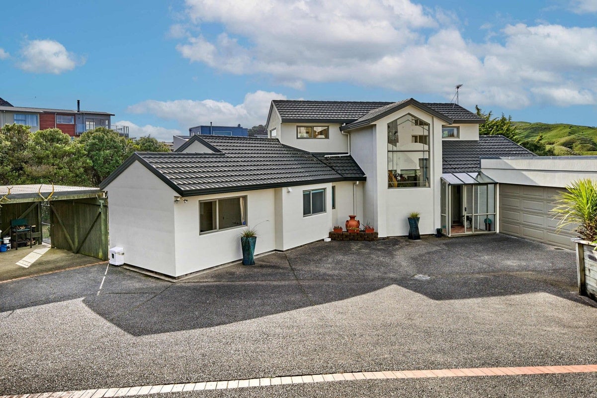 28 St Ives Drive, Camborne, Porirua - Carousel 1