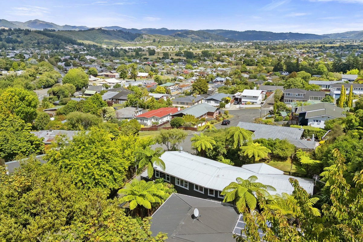 9 Dawn Grove, Brown Owl, Upper Hutt - Carousel 2
