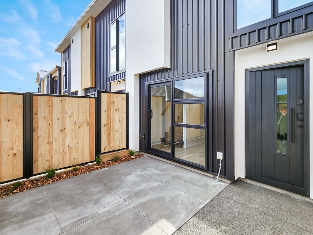 6/7 Wainuiomata Road, Wainuiomata, Lower Hutt - Carousel 13