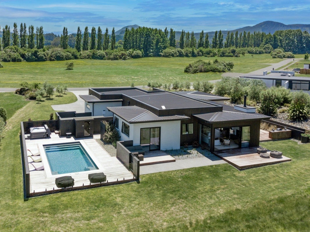 14 The Fairways, Kinloch, Taupo - Carousel 1