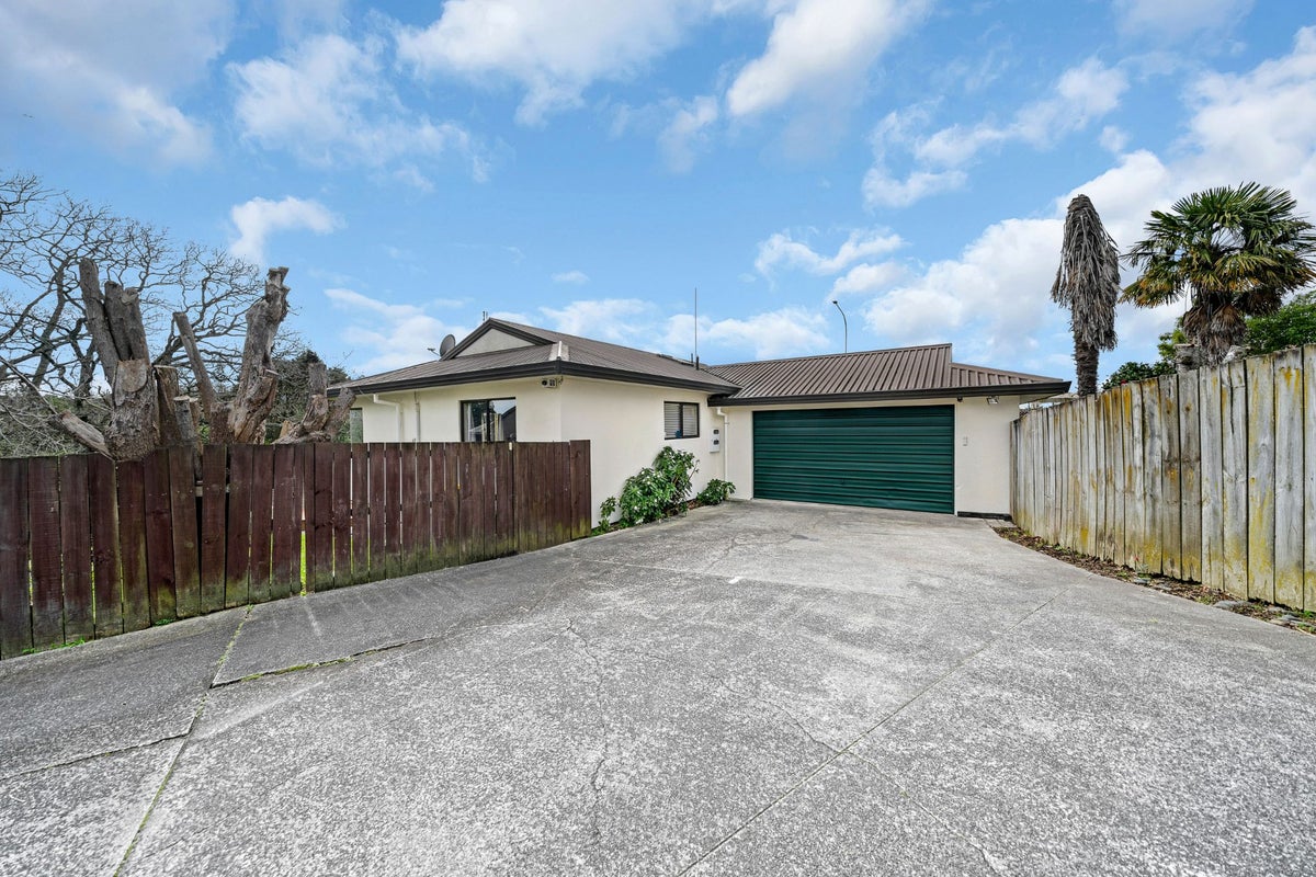 1/27 Lochend Place, Highland Park, Auckland - Carousel 2