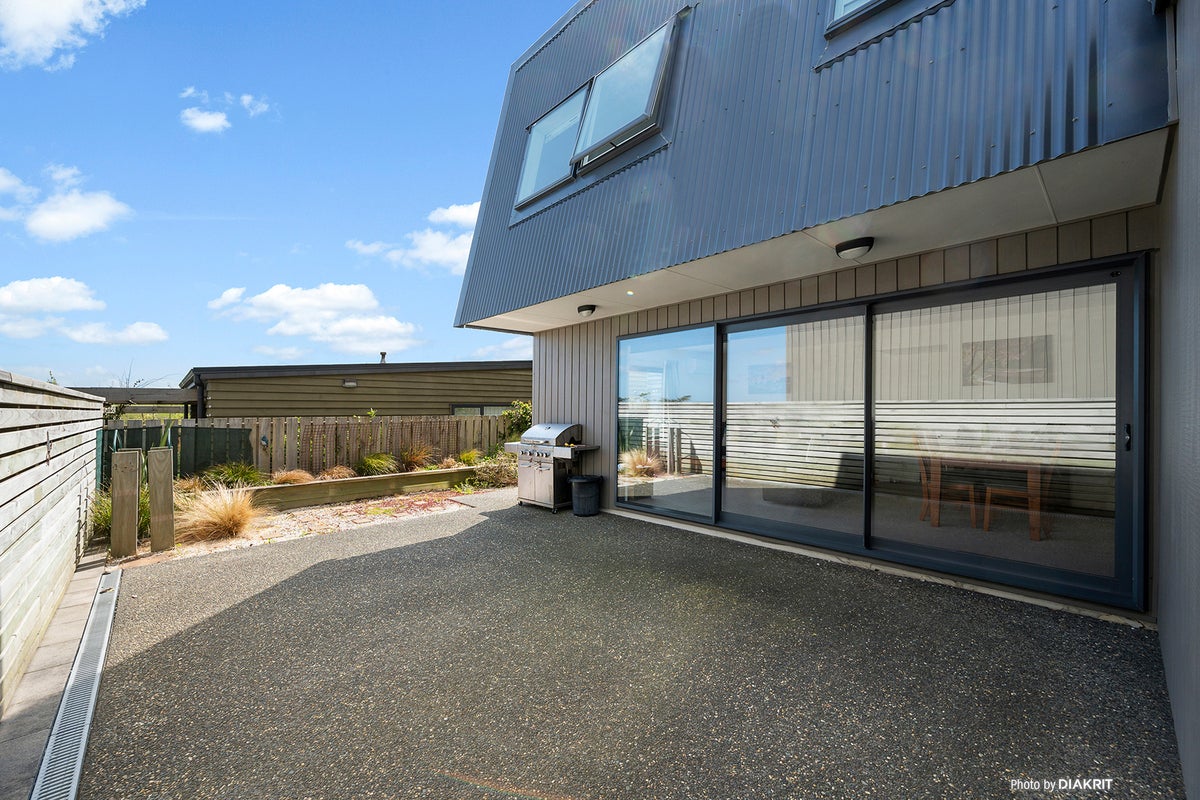 11 Lacebark Lane, Woodridge, Wellington - Carousel 2
