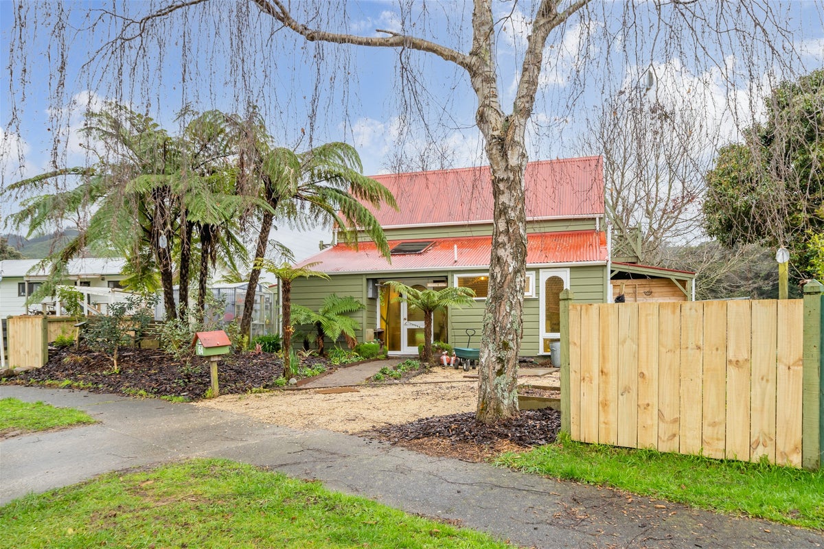 64 Larchmont Grove, Totara Park, Upper Hutt - Carousel 1