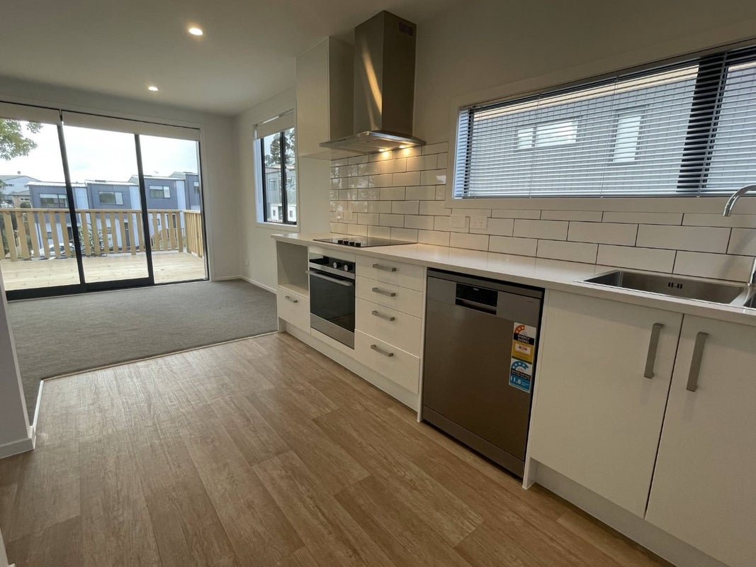 1/694 Whangaparaoa Road, Stanmore Bay, Whangaparaoa - Carousel 2