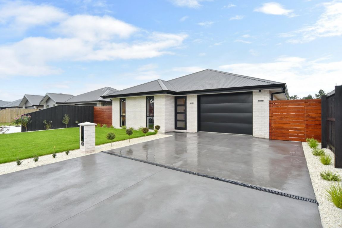 70 Quinn Crescent, Woodend, Woodend - Carousel 1