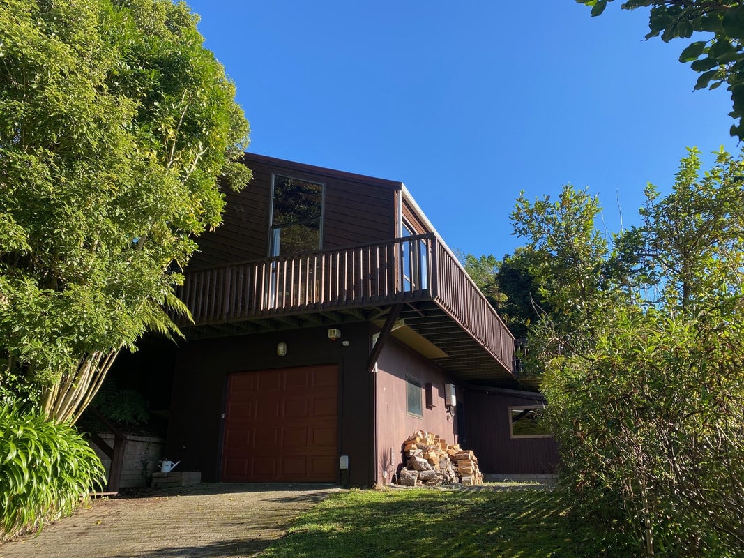 9 Bushland Grove, Paparangi, Wellington - Carousel 1