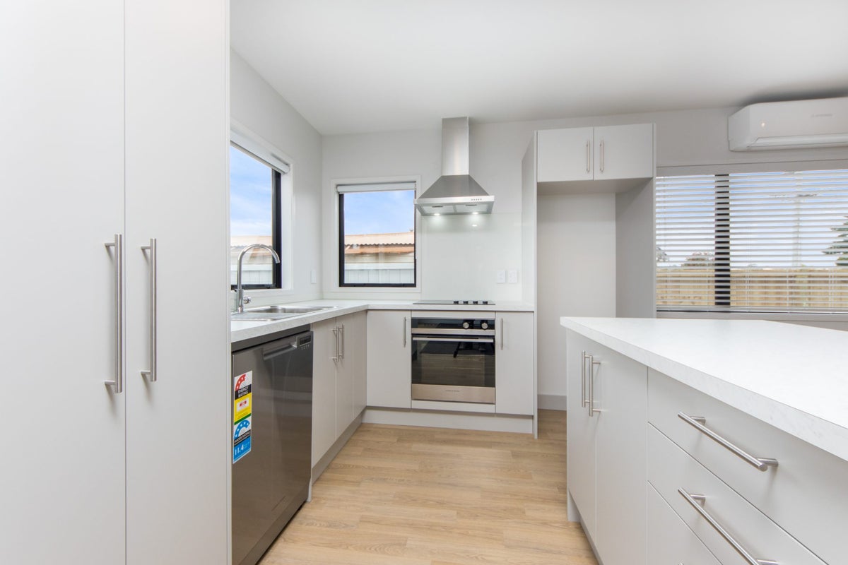 2 Saffron Street, Birkdale, Auckland - Carousel 2