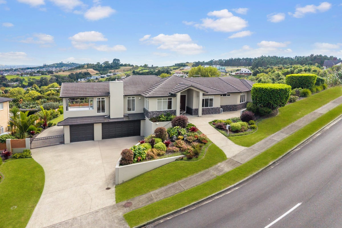 11 Sovereign Street, Flat Bush, Auckland - Carousel 1
