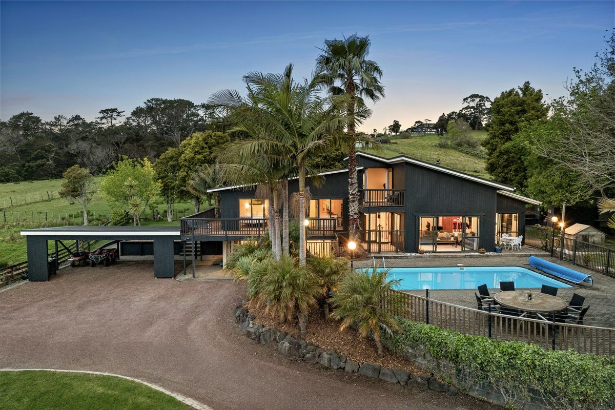 197 Forest Hill Road, Waiatarua, Auckland - Carousel 1