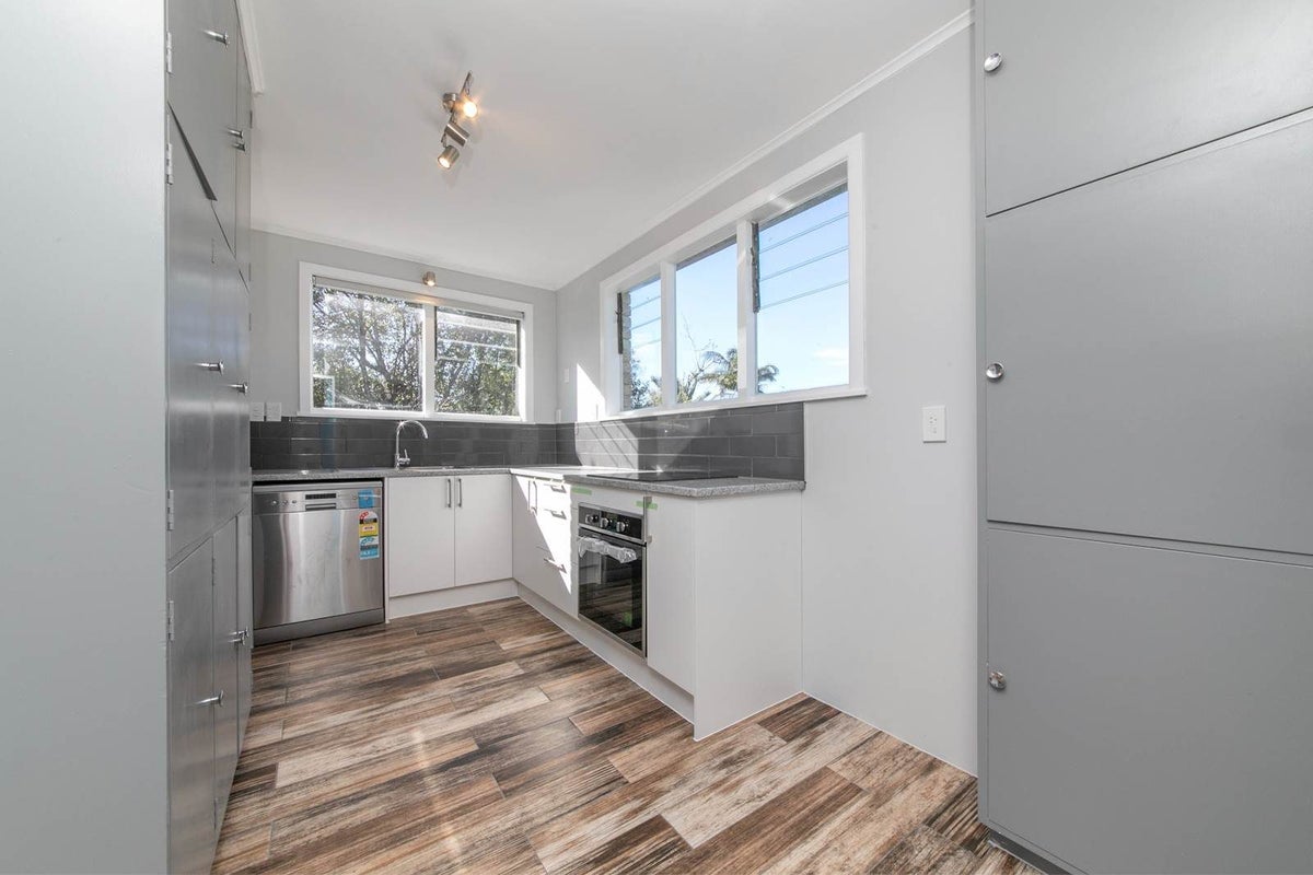 27 Highland Avenue, Titirangi, Auckland - Carousel 2