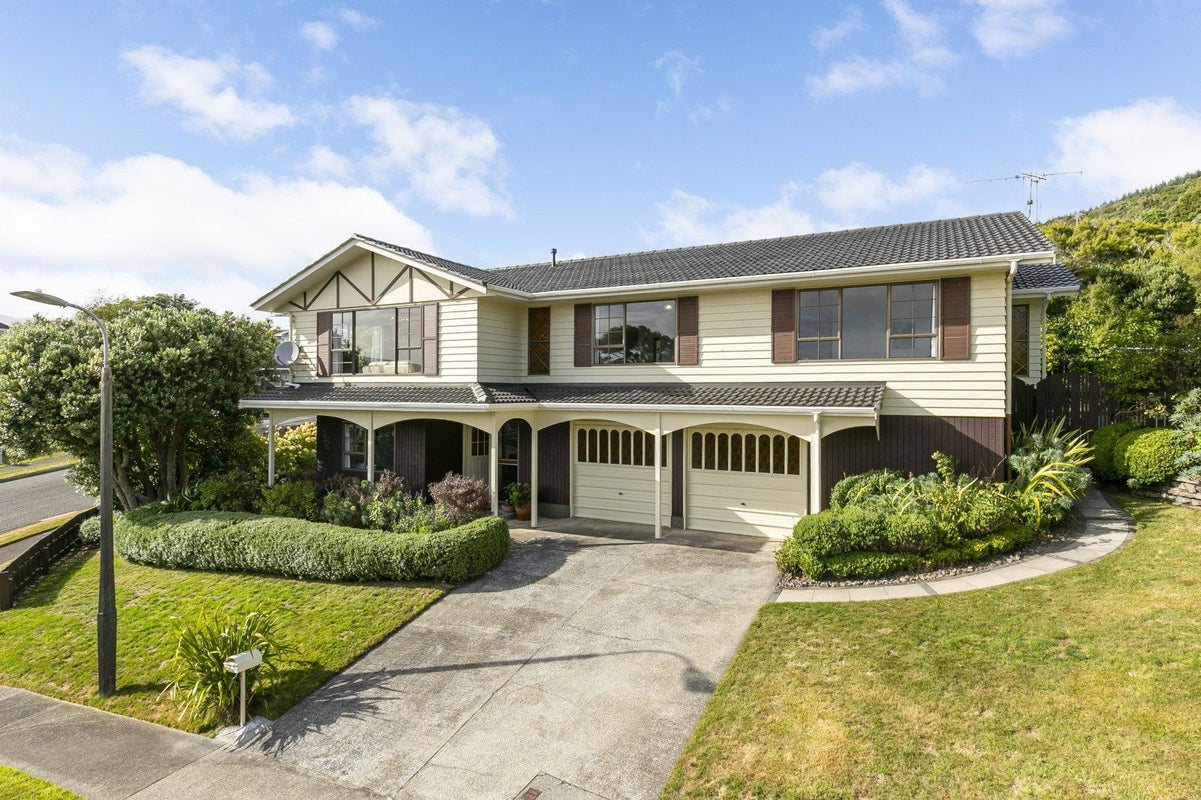 1 Brasenose Place, Tawa, Wellington - Carousel 1