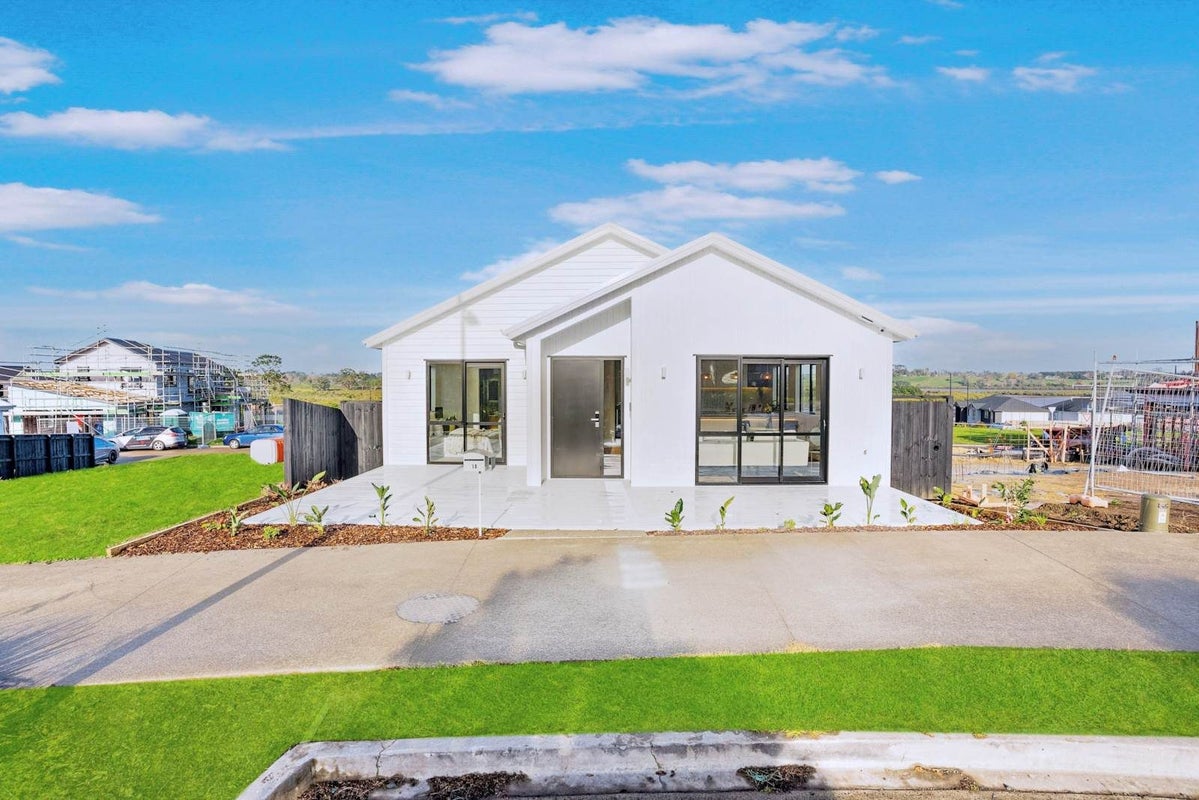 18 Parkmore Drive, Rosehill, Papakura - Carousel 1