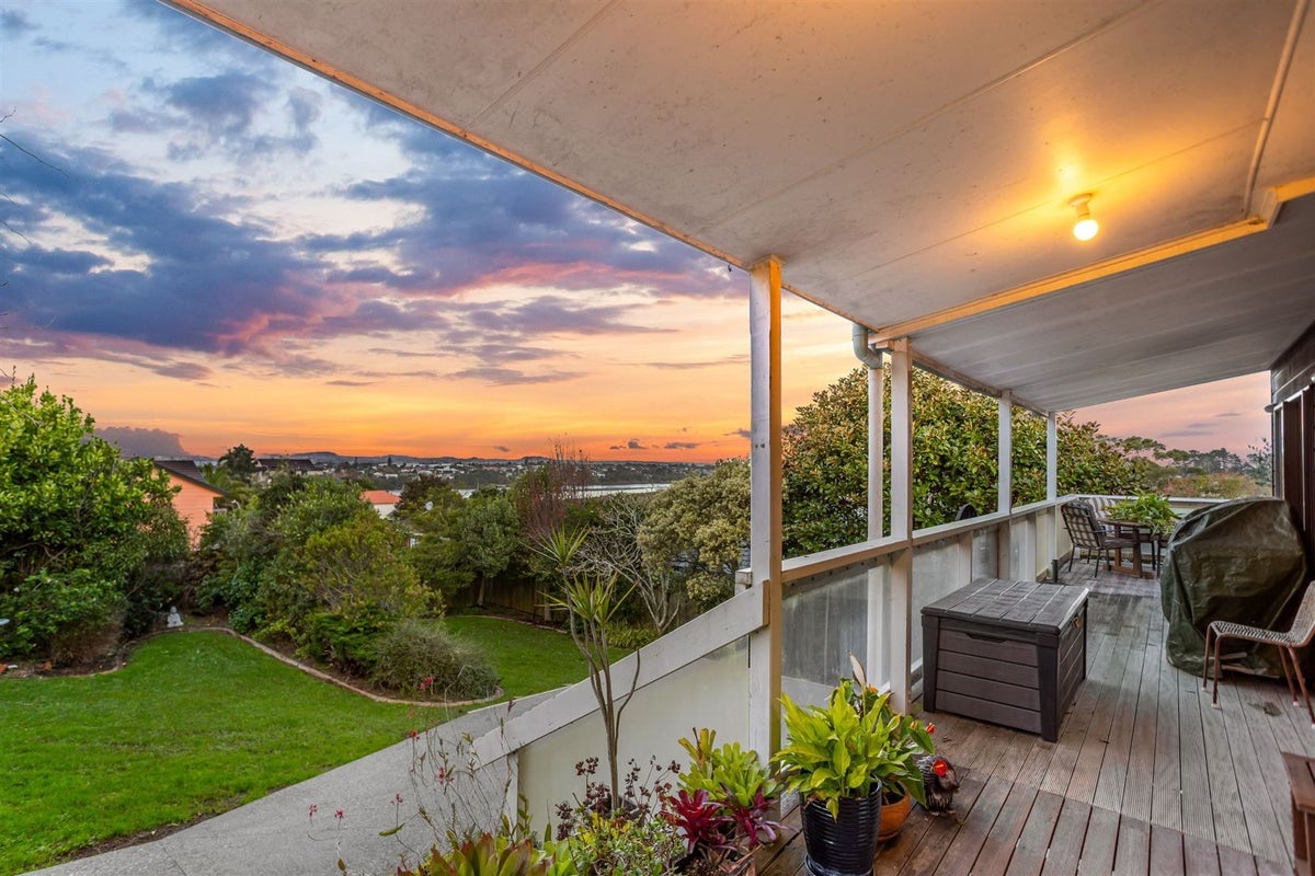 22 Worthington Place, West Harbour, Auckland - Carousel 1
