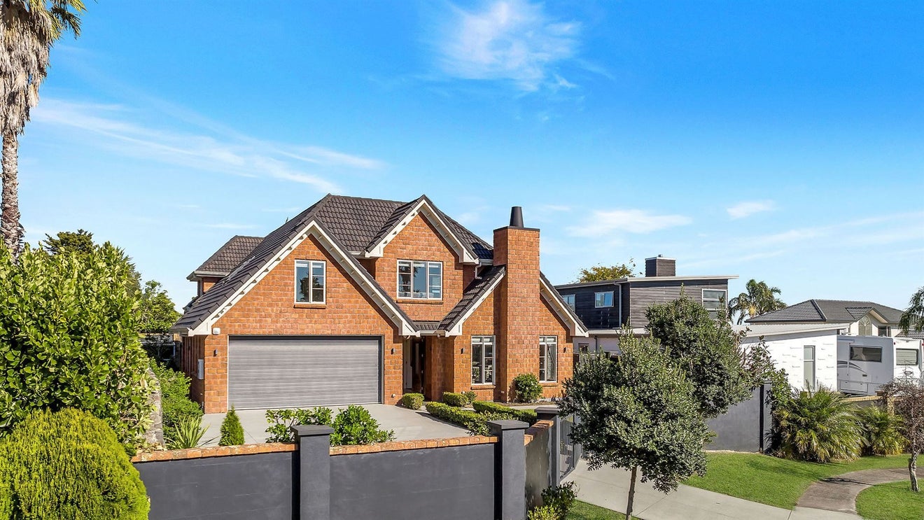 24 The Mews, Shamrock Park, Auckland - Carousel 1