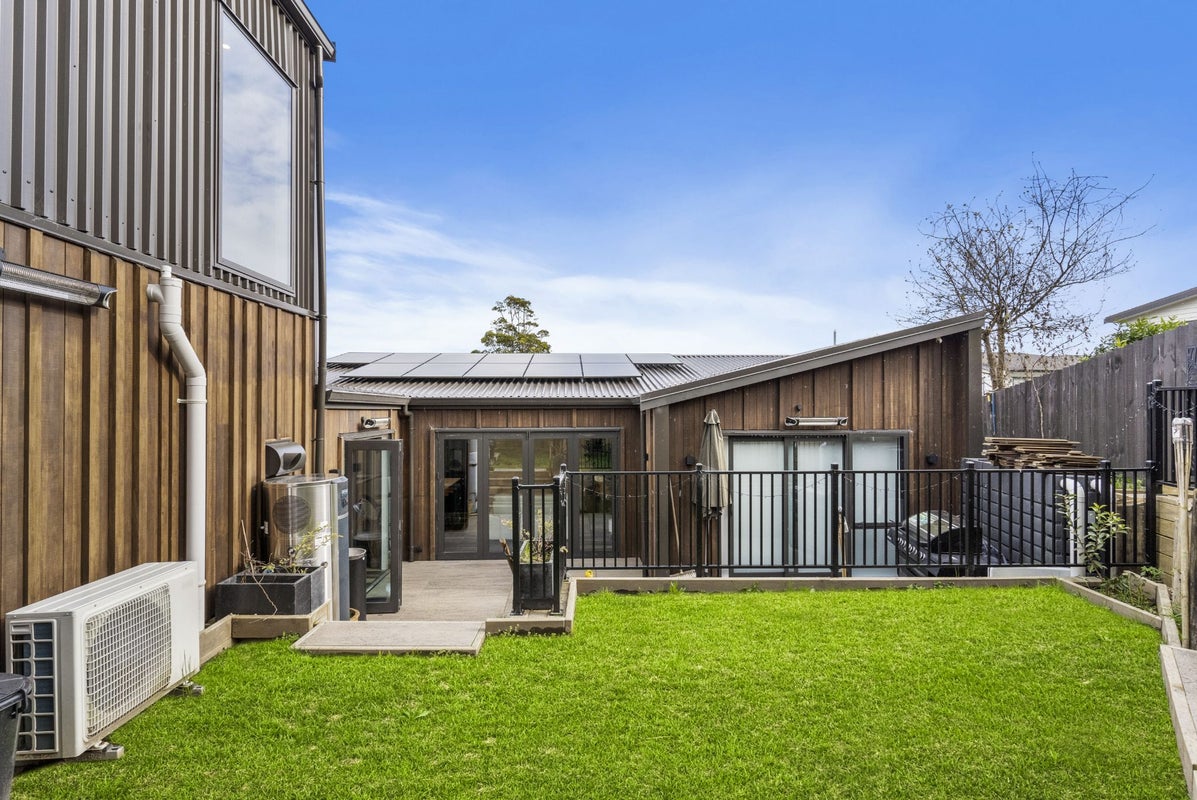 25B Deverell Place, Northcross, Auckland - Carousel 2