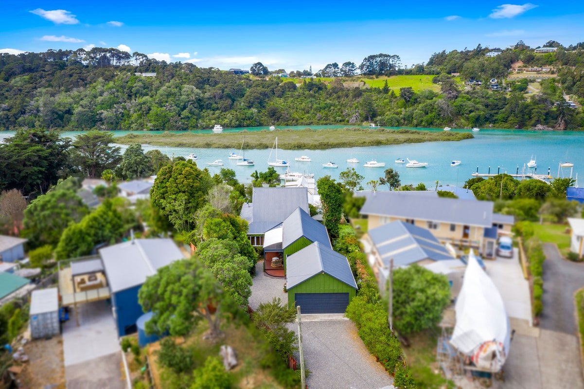 4 Stillwater Crescent, Stillwater, Silverdale - Carousel 1