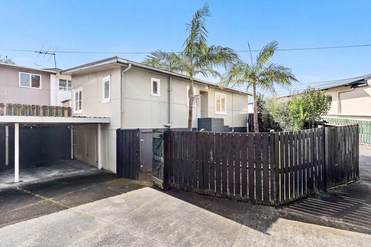 10/3 Picton Street, Howick, Auckland - Carousel 1