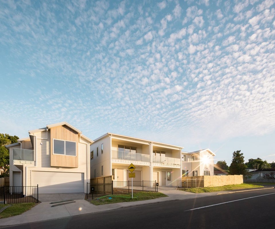 1A Taupiko Place, Green Bay, Auckland - Carousel 1
