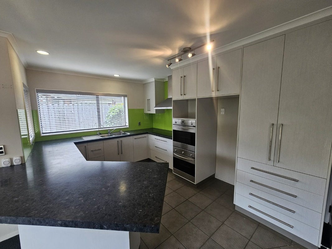 2/7 Edendale Road, Somerville, Manukau - Carousel 2