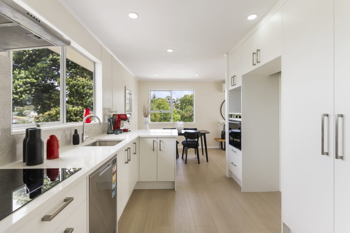 1/73 Girrahween Drive, Totara Vale, Auckland - Carousel 2