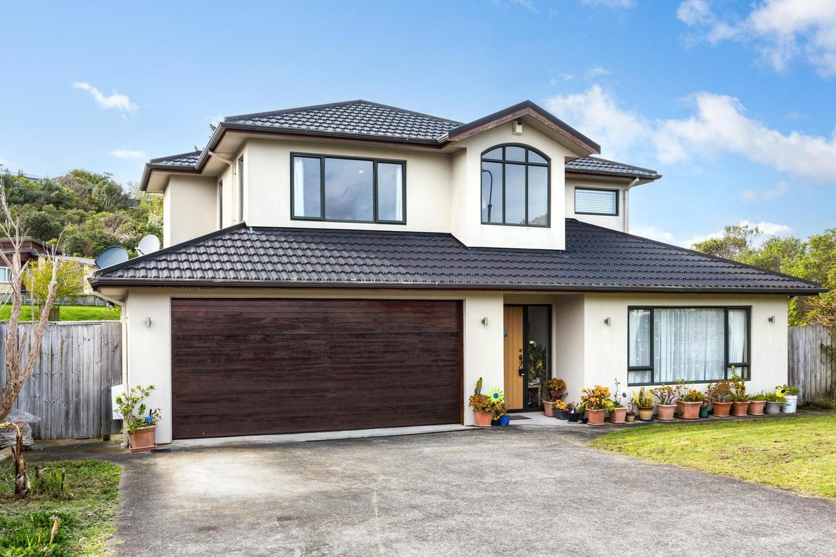 10 Fiordland Place, Aotea, Porirua - Carousel 1