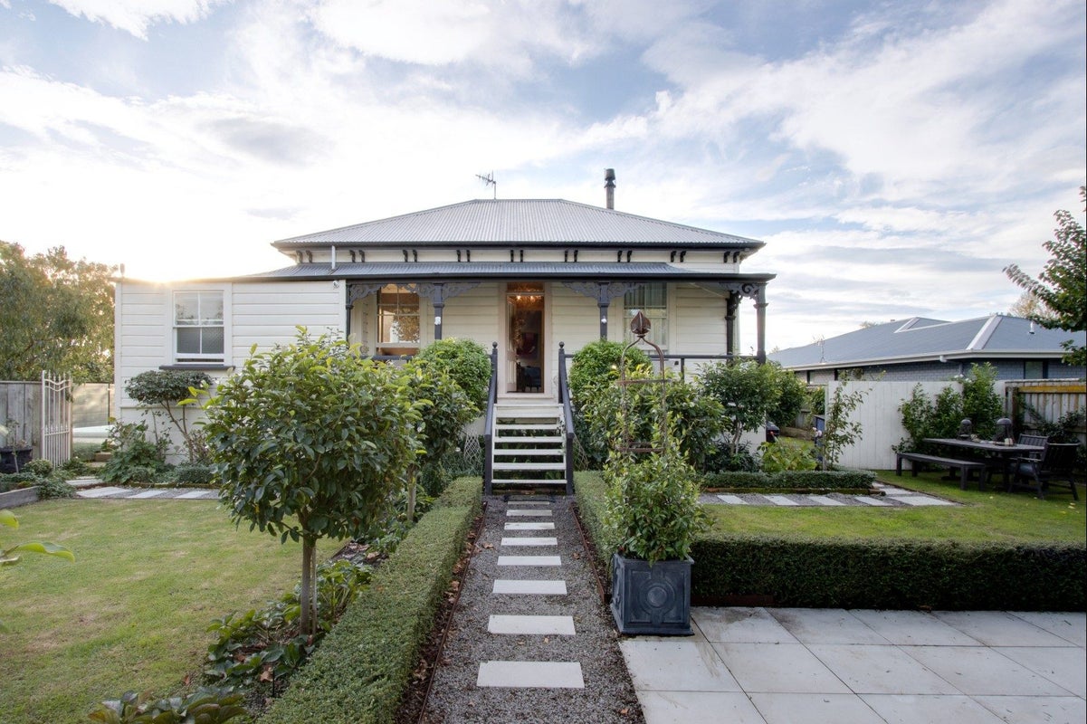 12 Farndon Road, Clive, Hastings - Carousel 1