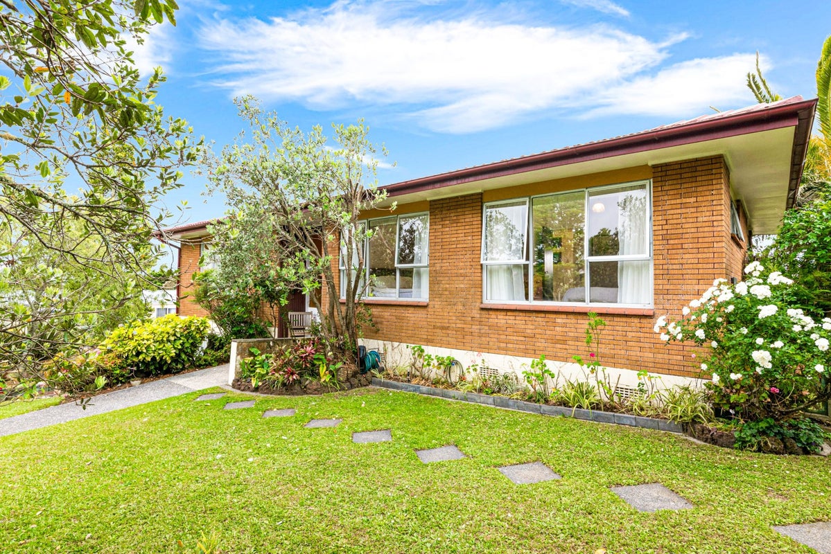 21 Glenwood Avenue, Birkenhead, Auckland - Carousel 2
