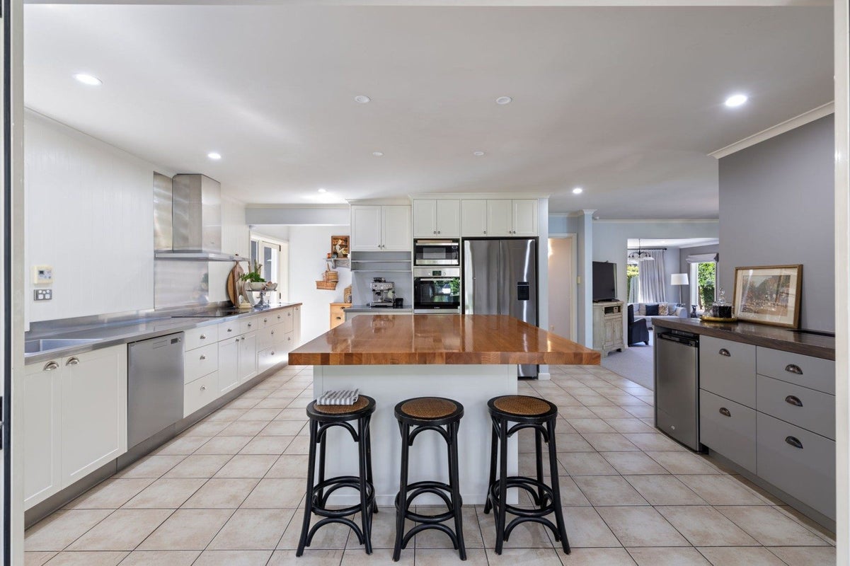 33 Royal Oak Drive, Kelvin Grove, Palmerston North - Carousel 2
