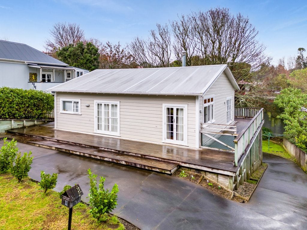 11 Sycamore Grove, Lower Vogeltown, New Plymouth - Carousel 2