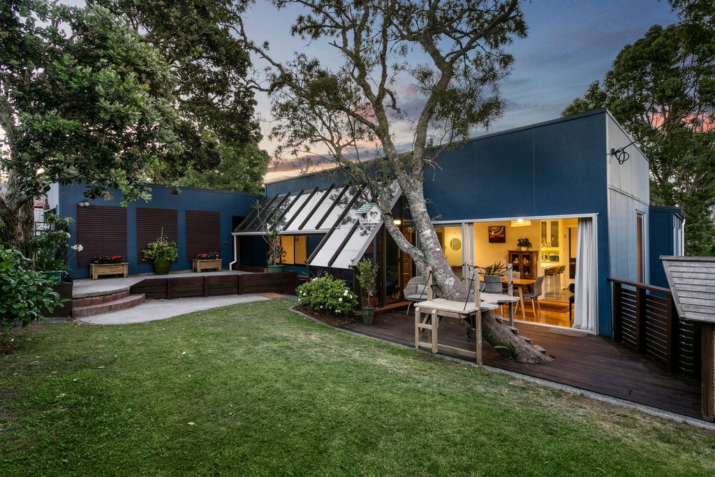 611 South Titirangi Road, Titirangi, Auckland - Carousel 1