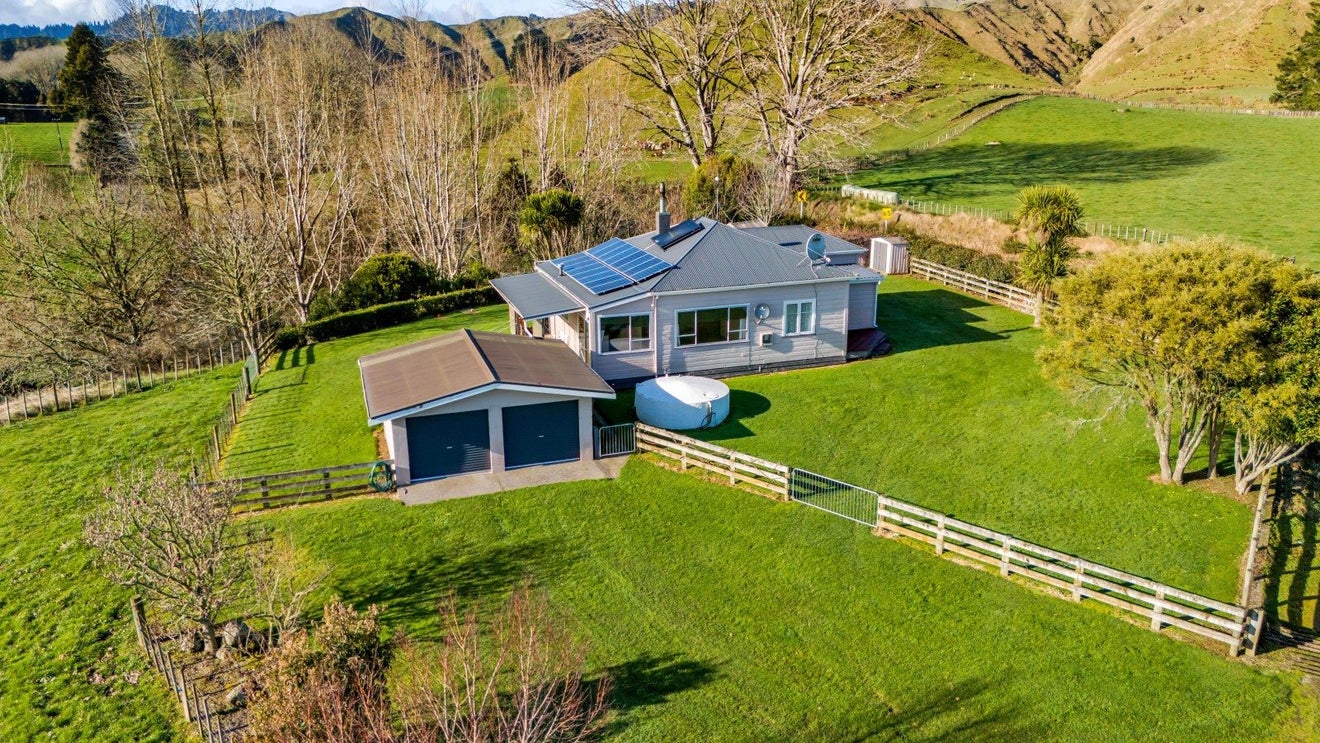 2625 Ohura Road, Strathmore - Carousel 1