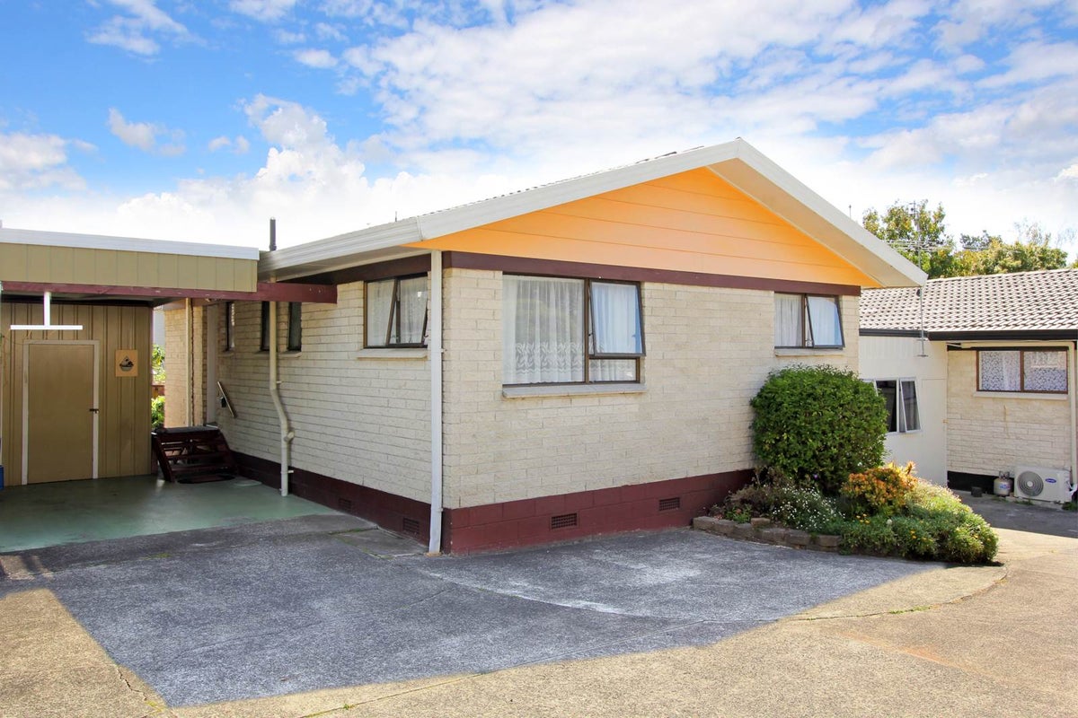 2/10 Sikkim Crescent, Clover Park, Auckland - Carousel 2