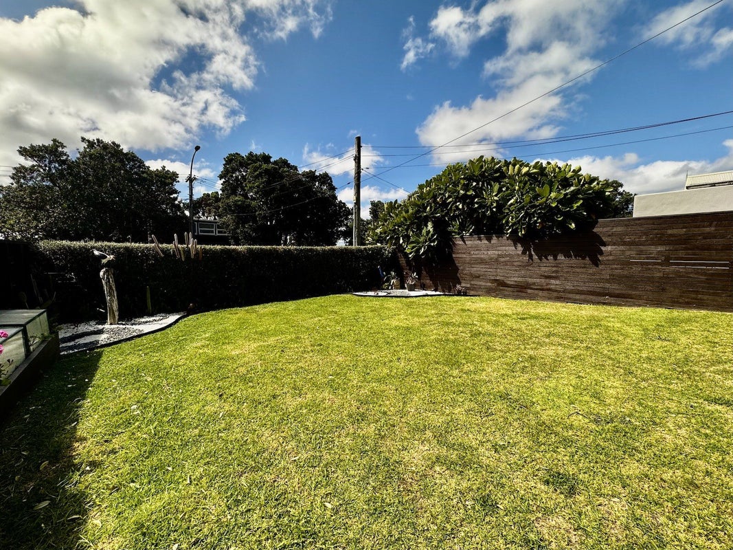 16 Burnham Street, Seatoun, Wellington - Carousel 26