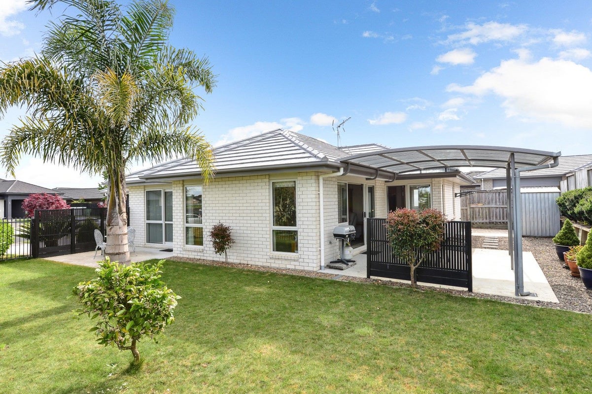 8 Trauzer Place, Flagstaff, Hamilton - Carousel 1