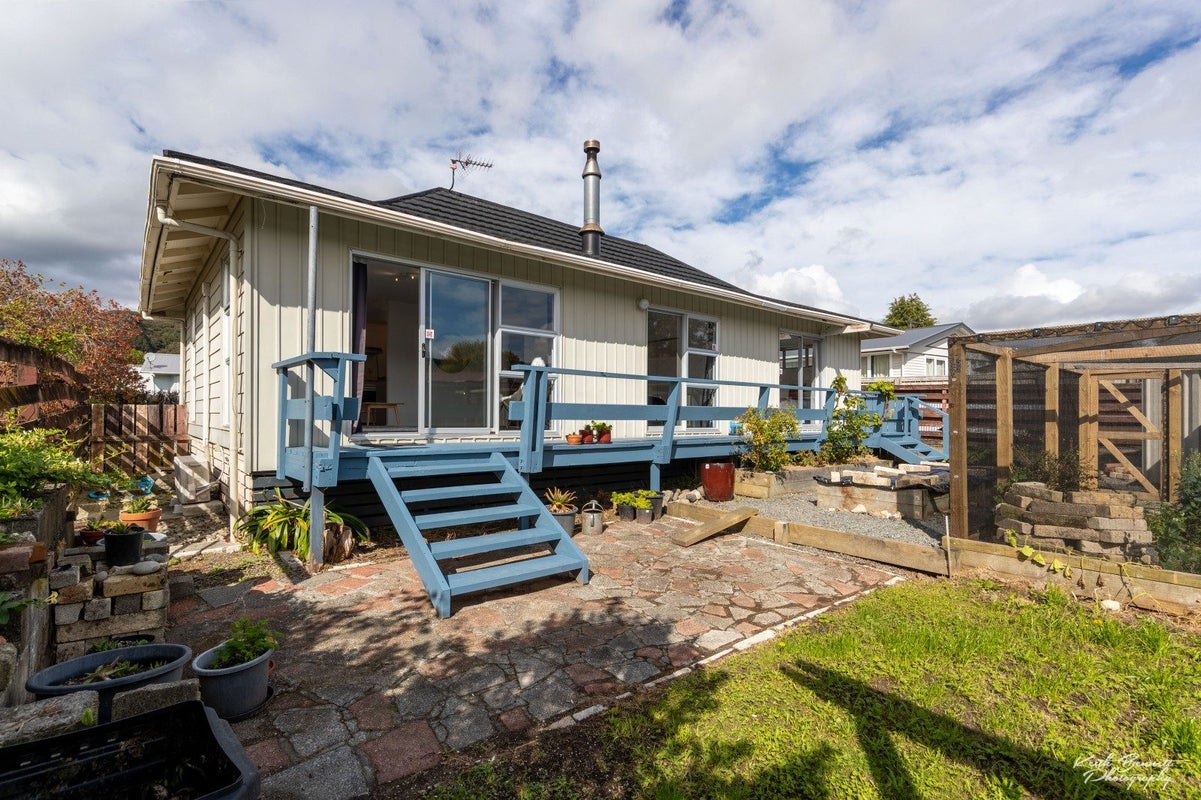 43 Blueberry Grove, Timberlea, Upper Hutt - Carousel 1