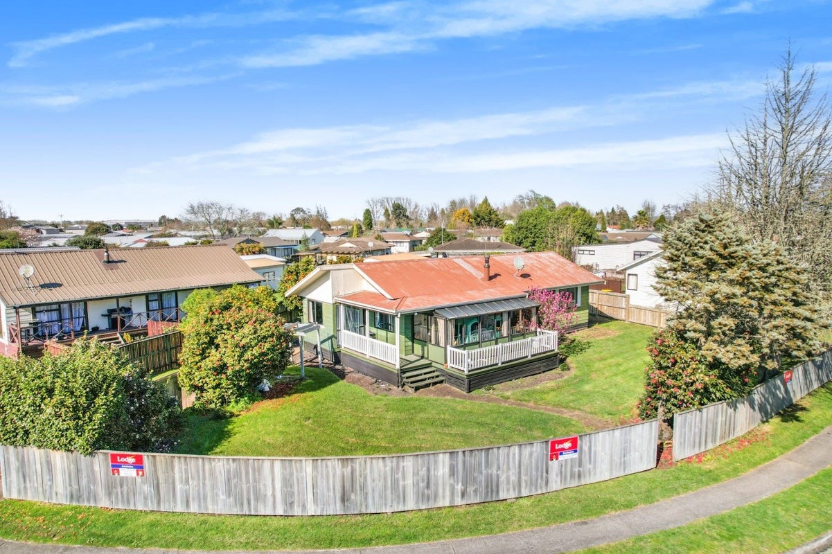13 Karen Crescent, Dinsdale, Hamilton - Carousel 1