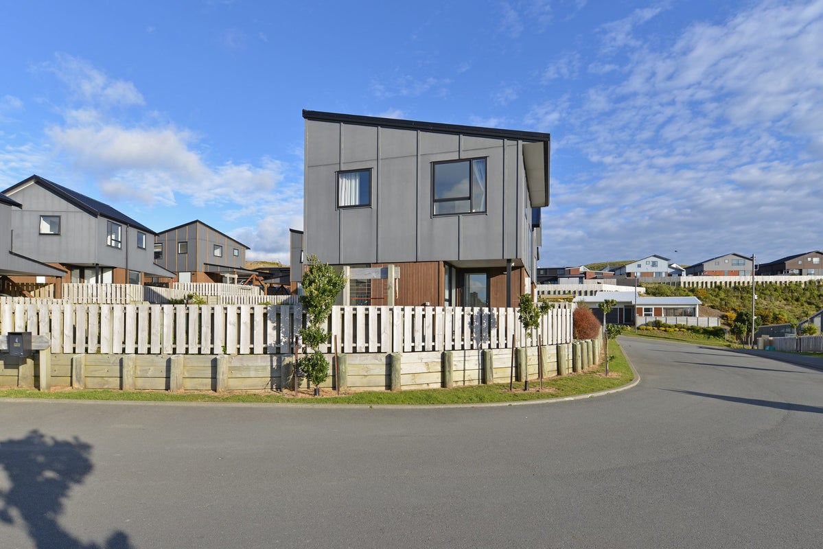 4 Astelia Way, Woodridge, Wellington - Carousel 1