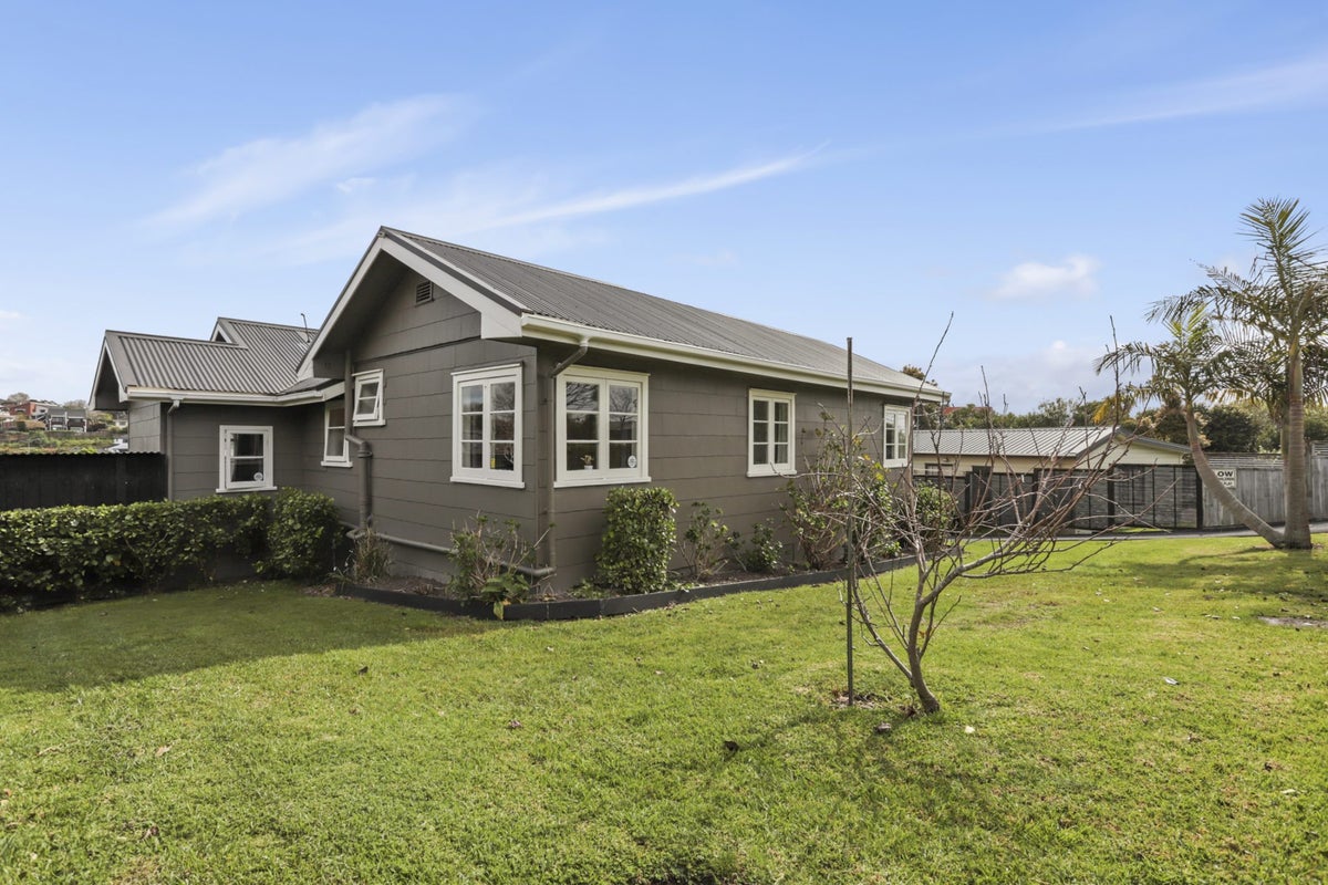 86 Colwill Road, Massey, Auckland - Carousel 1