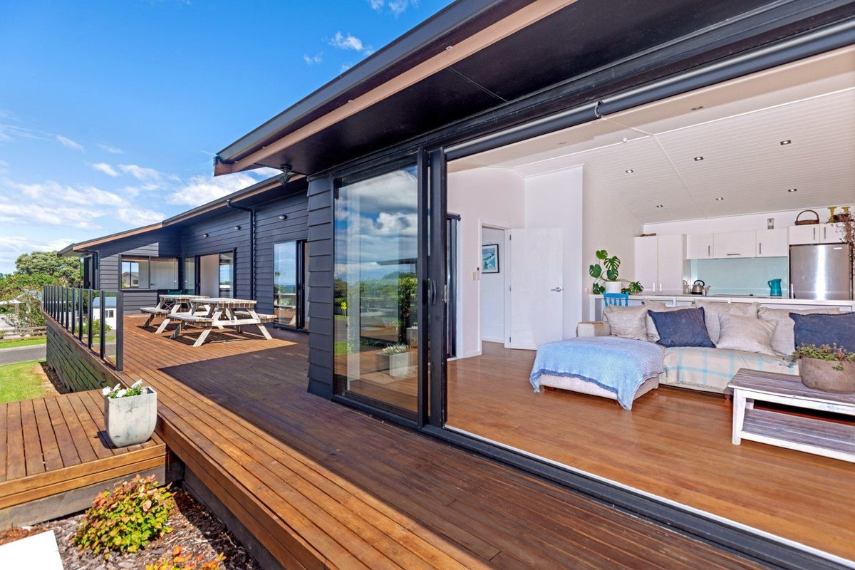 13 Sandy Cove, Wainui, Gisborne - Carousel 1