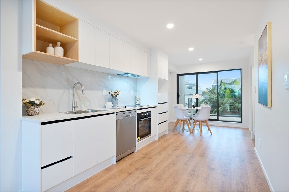 2/11 Hereford Street, Te Atatu Peninsula, Auckland - Carousel 2