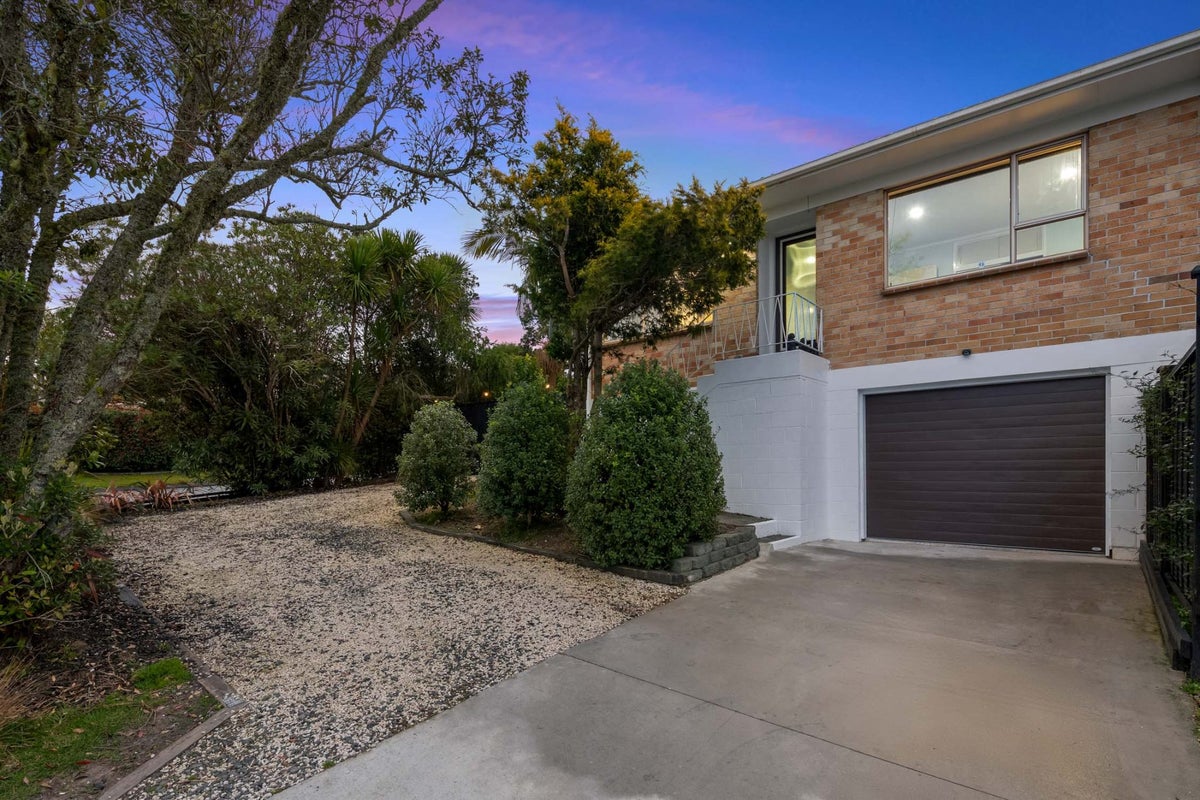 1/6 Albatross Road, Red Beach, Whangaparaoa - Carousel 1