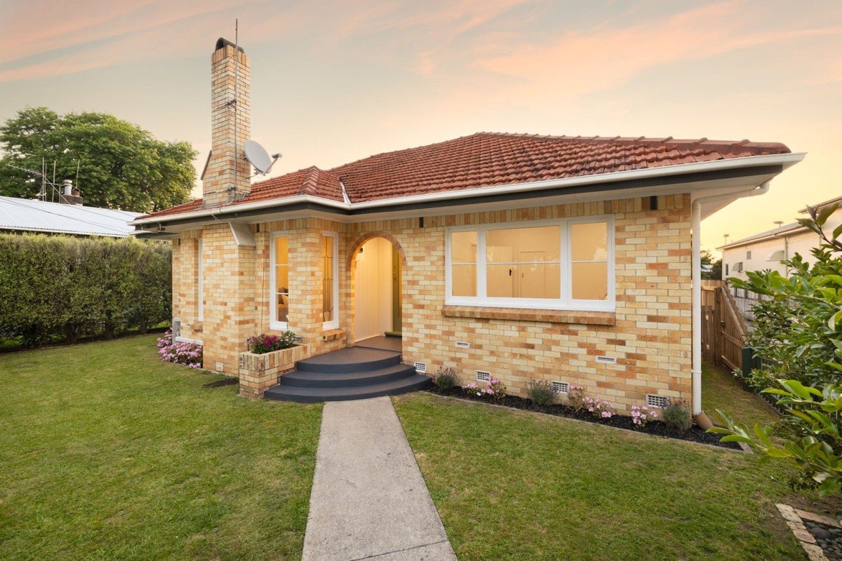 121 Galloway Street, Hamilton East, Hamilton - Carousel 2