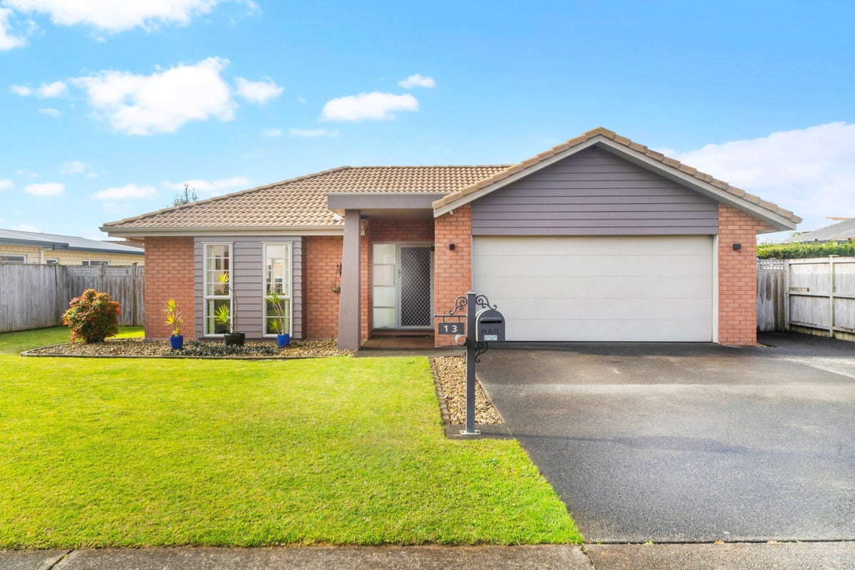 13 Aberdeen Crescent, Wattle Downs, Auckland - Carousel 1